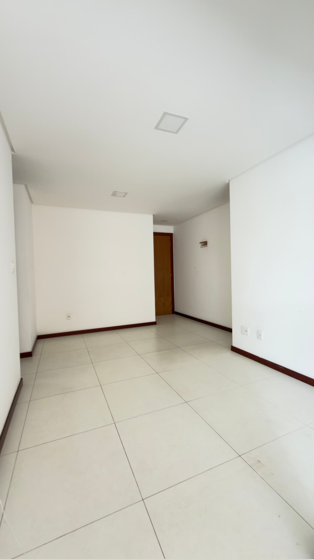 Sala com acesso aos quartos e corredor