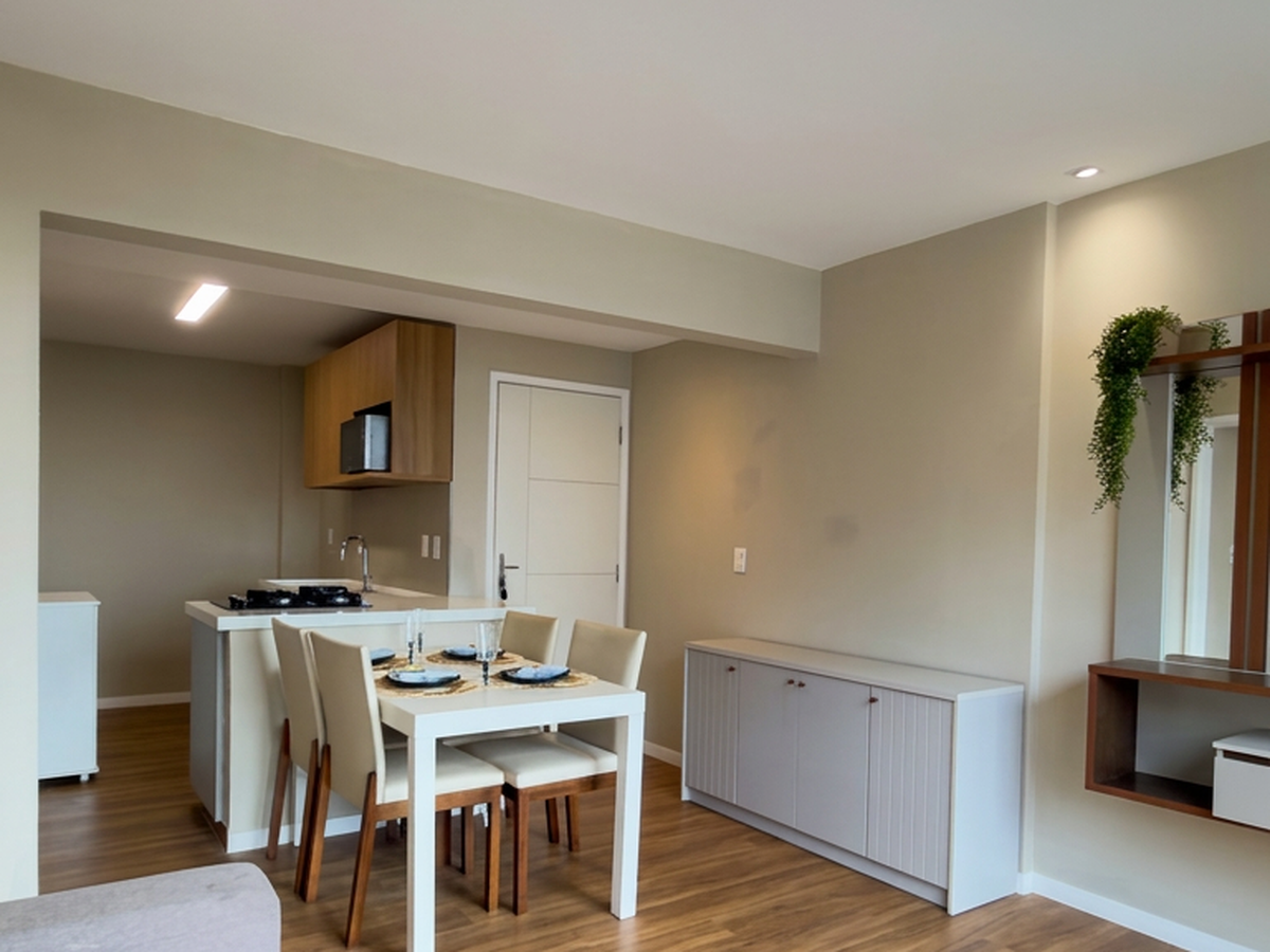 Sala integrada do apartamento na Praia do Canto