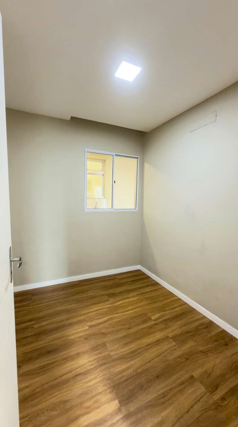 Segundo quarto com piso amadeirado