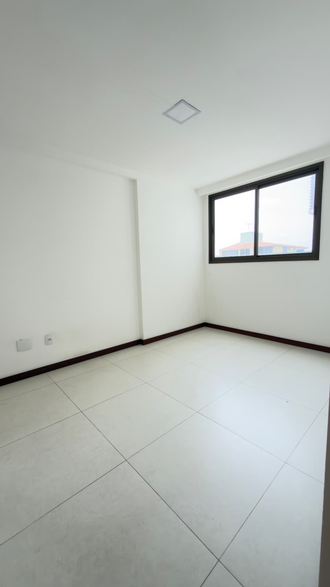 Quarto amplo com janela