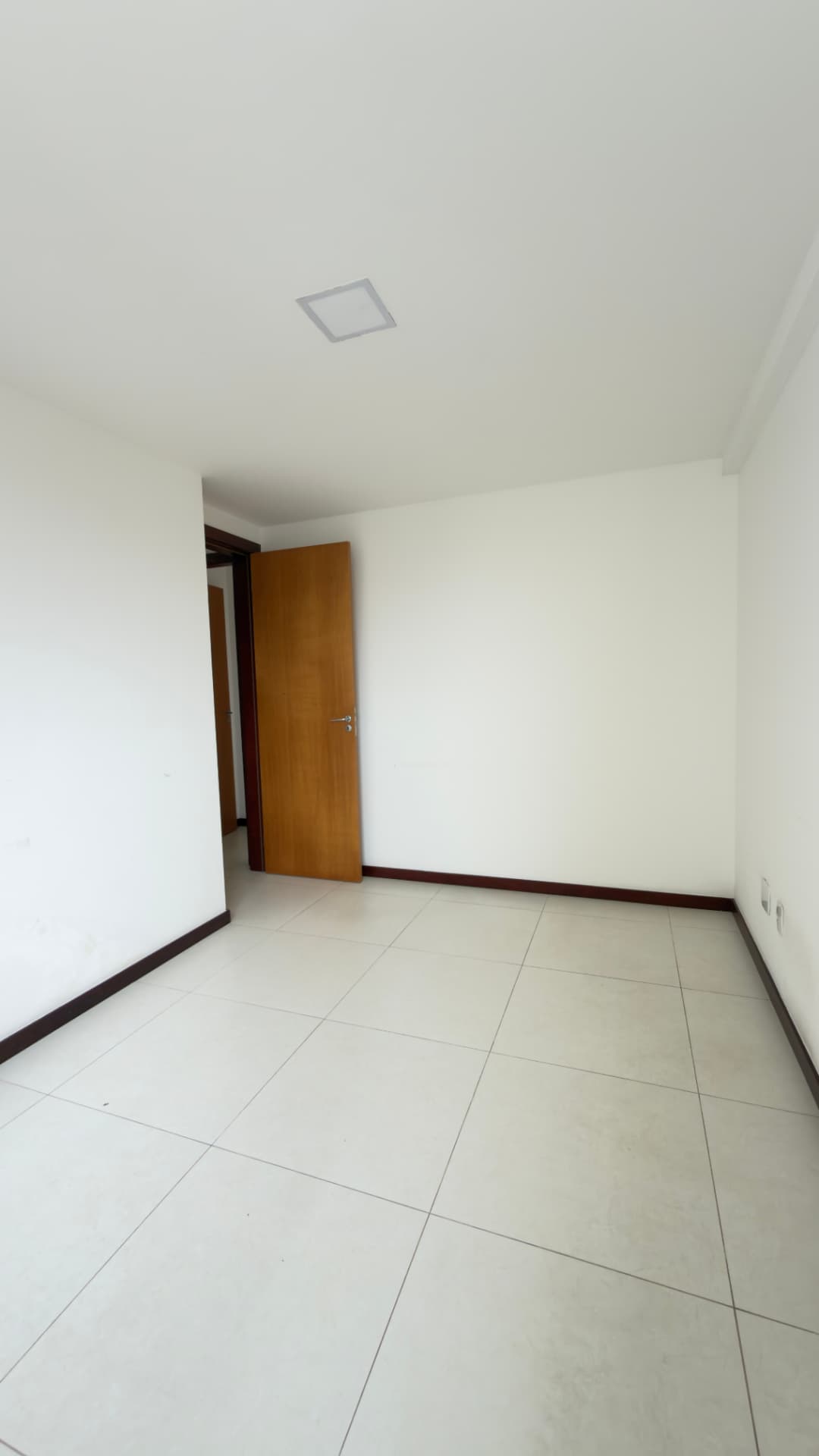 Quarto com porta de madeira