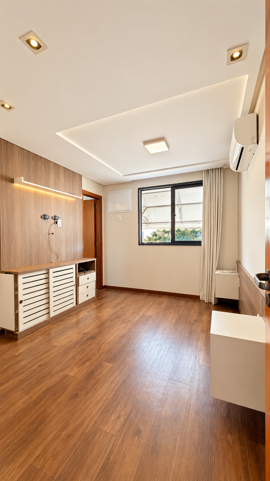 Quarto com móveis planejados e ar-condicionado