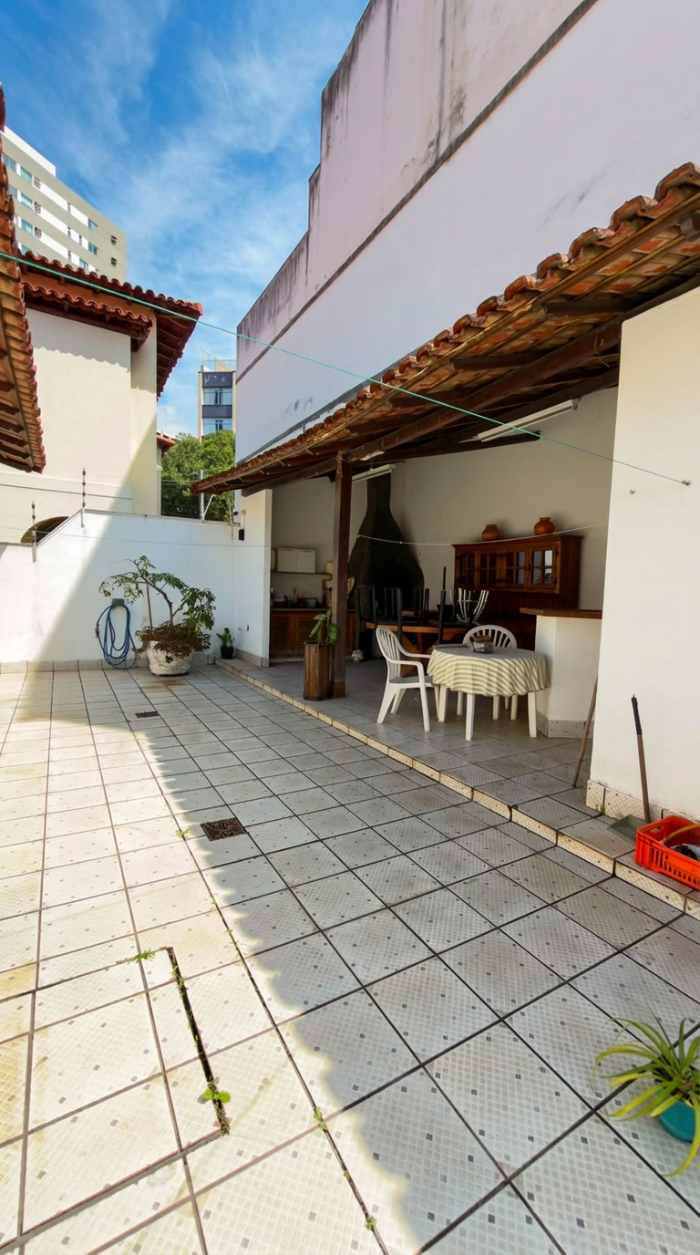 Área externa com espaço coberto