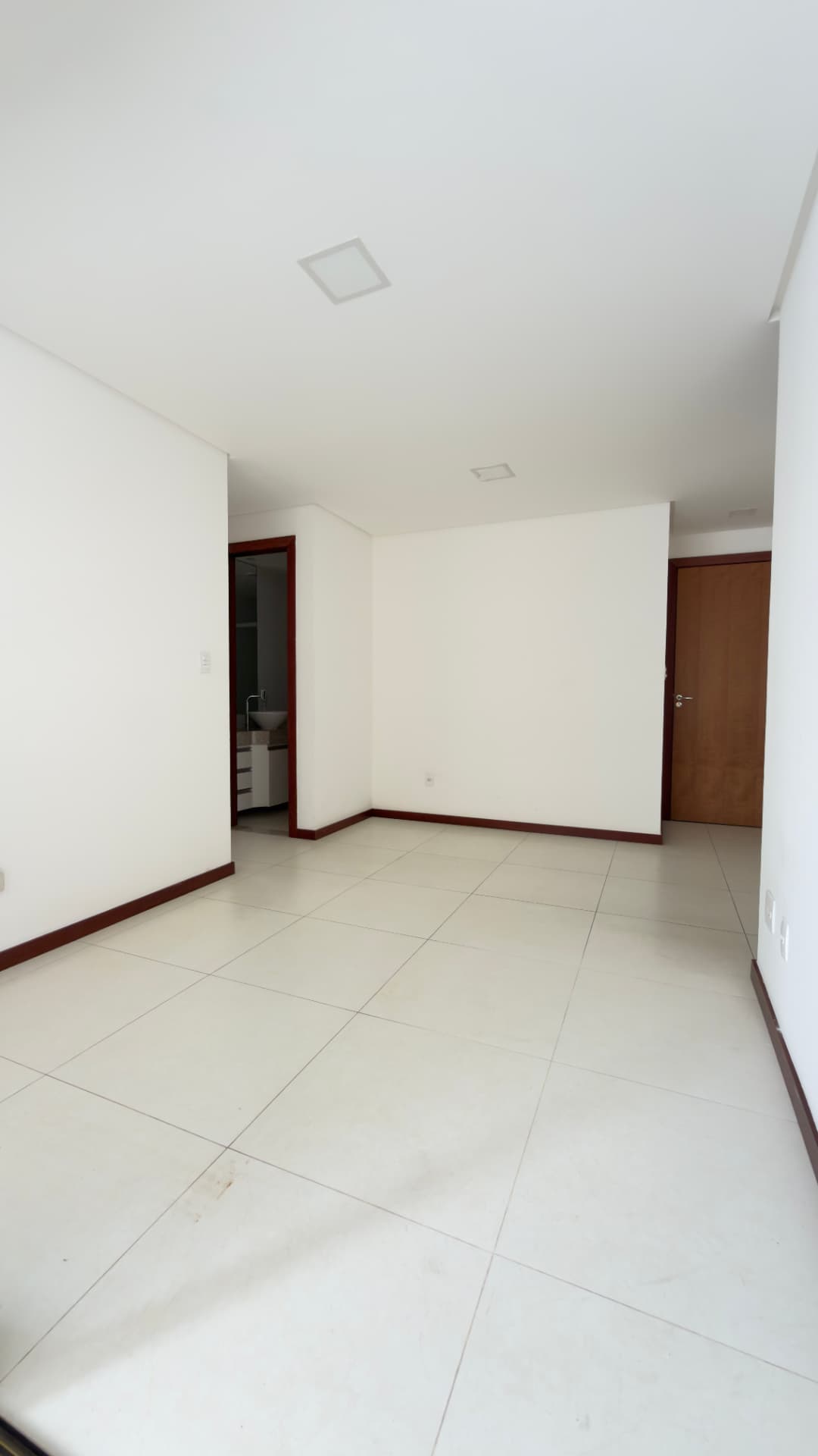 Sala integrada com porta dos quartos