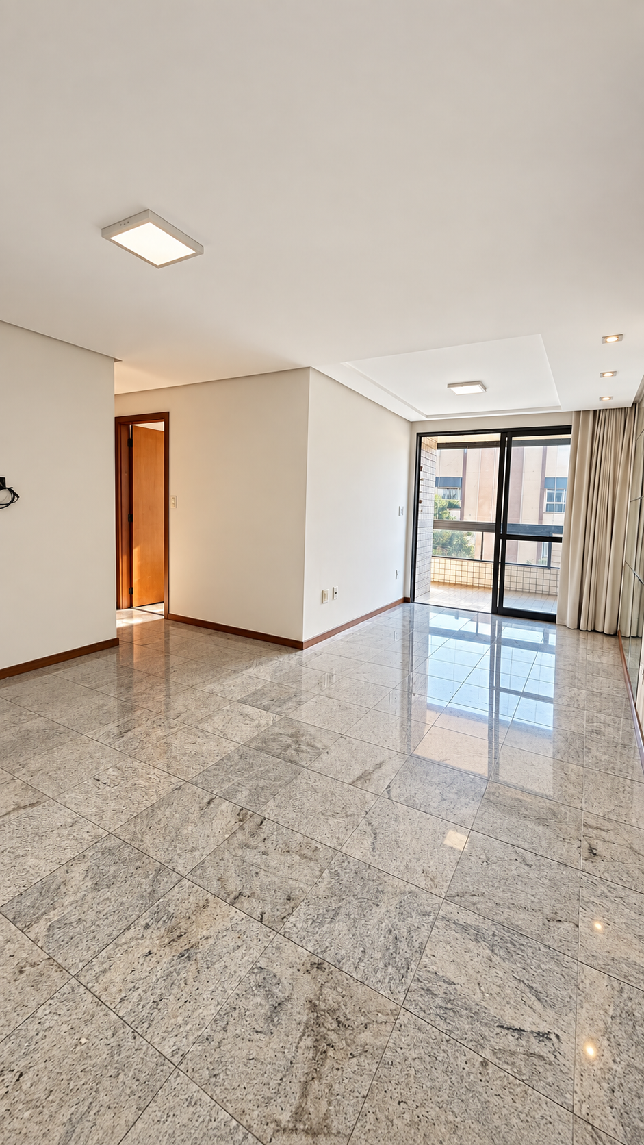 Sala ampla integrada à varanda