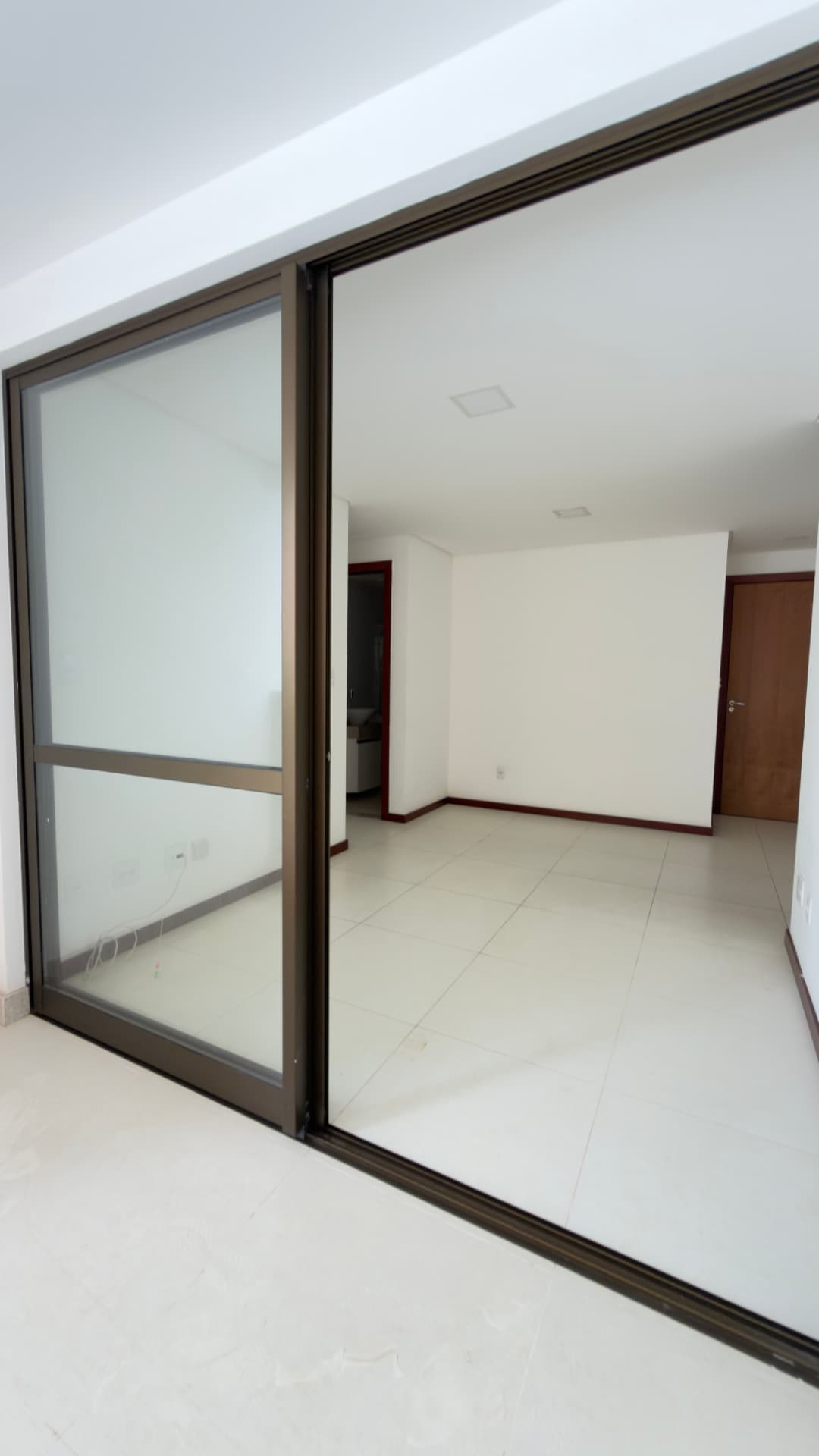 Sala com porta de correr envidraçada